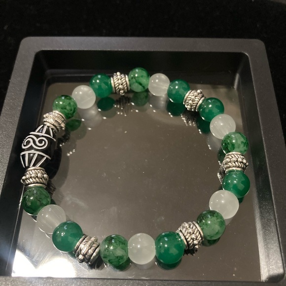 Green and Silver Beaded Bracelet - Picture 2 of 2